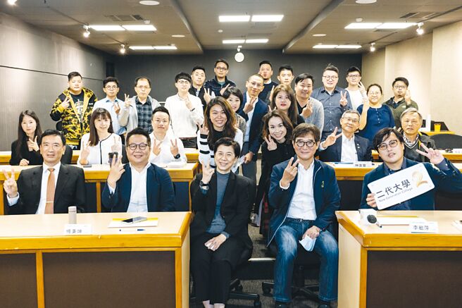 私人董事会由学员轮流担任提案者，辅导业师及学员组成决策小组，协助提案人拓展策略格局。图╱全国中小企业总会提供