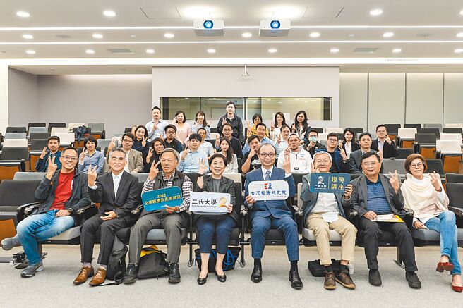 二代大学趋势讲座带来时下议题，让学员跟上转型脚步。图╱全国中小企业总会提供