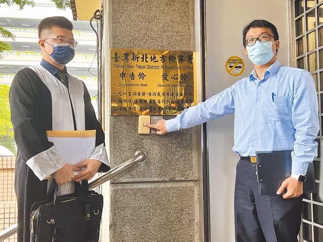 新北市消防局救护指挥中心主任李宇松8日由律师陪同到新北地检署按铃提告，控告前消防员张津唯加重诽谤。（王扬杰摄）