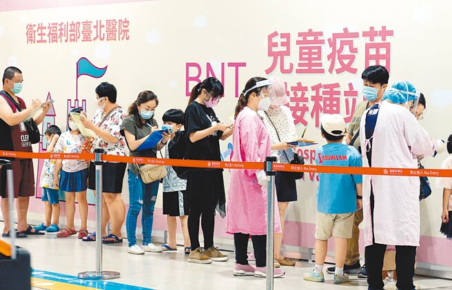 國內12歲以下染疫兒童已達49萬人。圖為部分家長帶著小朋友前往大型兒童疫苗接種站注射疫苗。（本報資照片）