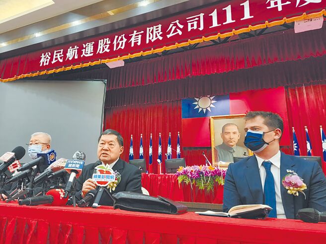 远东集团董事长徐旭东（中）昨日率独子徐国安（右）及总经理王书吉（左）出席裕民航运股东会。（黄琮渊摄）