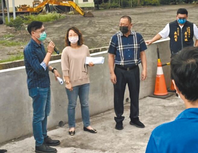 屏東縣議會副議長盧文瑞（右二）會勘事必躬親，累積不少支持者力挺。（林和生攝）