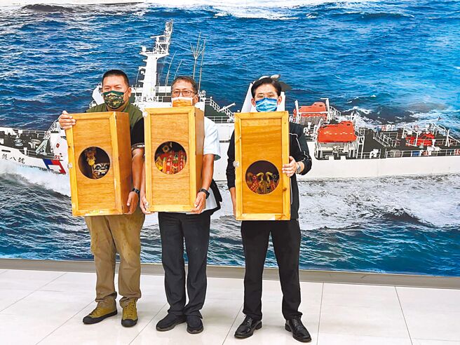 嘉义县新港奉天宫妈祖2016年分灵到太平岛，7日搭巡防舰返台。（吕文正提供／张亦惠嘉县传真）