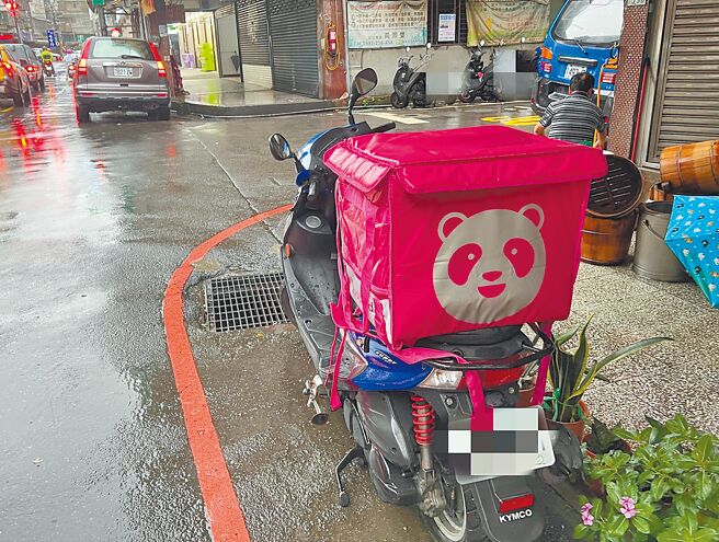 下雨天通常外送的订单量会增加，但自从foodpanda宣布增收平台费后，有外送员发现这两天虽然下雨，但单量明显减少。（游念育摄）