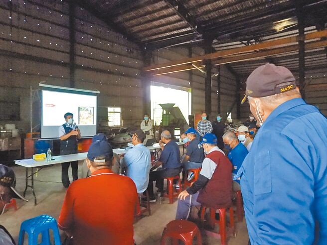 有业者打算在花莲县光復乡设置黑水虻养殖场消化全县厨余，8日举办地方说明会引起居民强烈反弹。（罗亦晽摄）