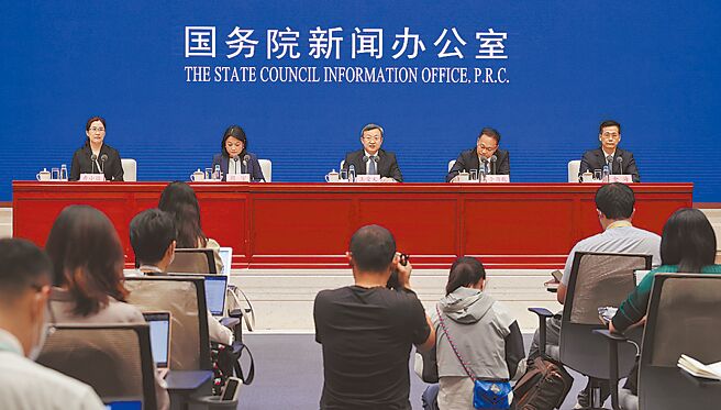 6月8日，中国国务院新闻办公室在北京举行国务院政策例行吹风会，商务部副部长兼国际贸易谈判副代表王受文和中国人民银行、海关总署有关负责人介绍推动外贸保稳提质有关情况，并答记者问。   （中新社）