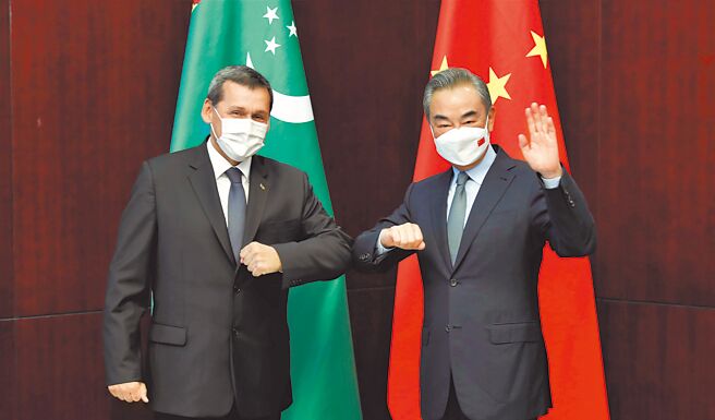 6月7日，国务委员兼外长王毅在努尔苏丹出席「中国+中亚五国」外长第三次会晤期间会见土库曼斯坦副总理兼外长梅列多夫。（新华社）