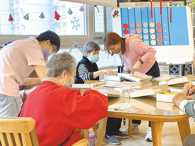 新北市目前有64處公共托老中心，力拚年底完成70家的目標。圖為新店柴埕公共托老中心。（新北市衛生局提供／陳慰慈新北傳真）