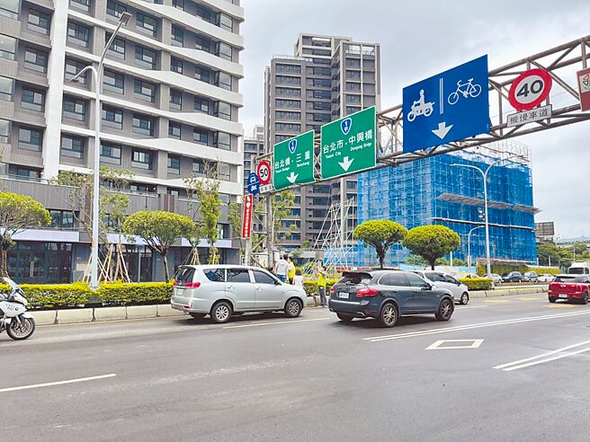 新北市三重重新橋設置機車道區間測速，但上路首日就發生設備網路斷訊的問題，無法偵測違規情形。（新北市交通警察大隊提供／呂健豪新北傳真）