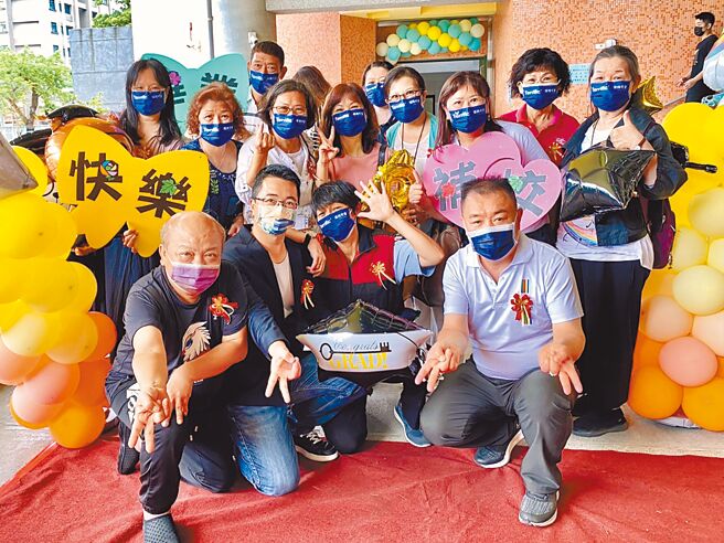 三重碧华国中补校毕业生开心合影，其中一位学生陈韦君（前排右二），在三度进入国中校园后，终于顺利完成国中学业，一补年少失学的遗憾。（三重碧华国中提供／吕健豪新北传真）