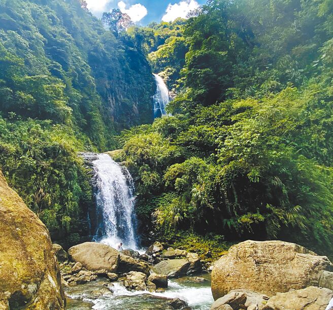 嘉义县竹崎乡观音瀑布今年1月开始试营运，6月14日至7月20日每周二、三上午8点半到下午1点，开放竹崎乡民免费入园参观，预计11月可以正式营运。（张亦惠摄）