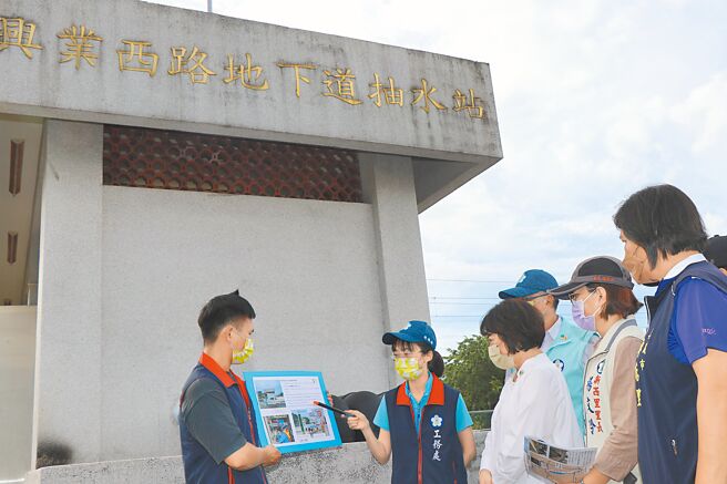 嘉义市工务处为全市5座车行地下道机房加装突波吸收器，能在通电异常时保护抽水设备，让抽水机正常运作。（嘉义市政府提供／吕妍庭嘉义传真）