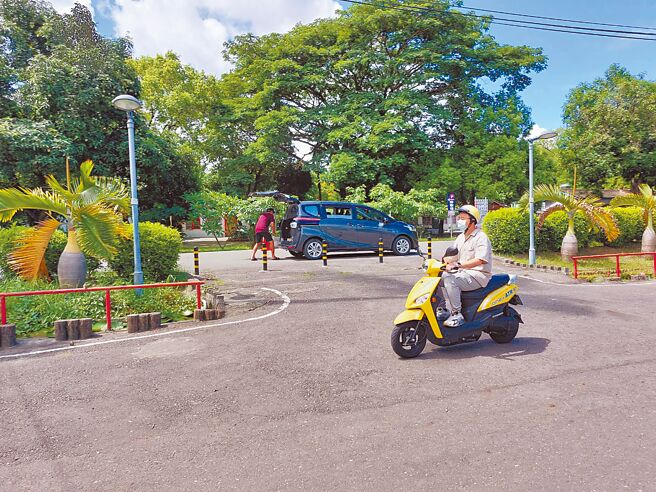 光捷ATR共享机车于高雄捷运青埔站及五块厝站各投入10辆全新轻型共享电动机车，民眾可透过手机APP即时租还共享机车。（高雄市府交通局提供／洪靖宜高雄传真）