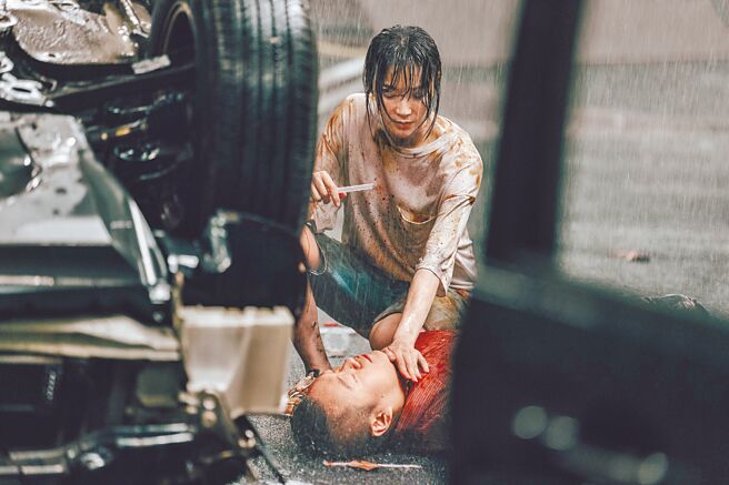 蔡淑臻在劇中為斷橋傷患急救。（公視提供）