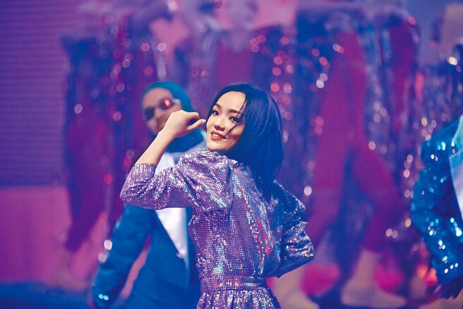 徐佳瑩在〈準明星〉MV中又唱又跳。（亞神音樂提供）