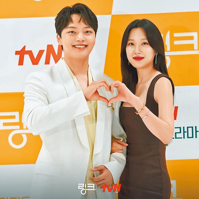 呂珍九（左）、文佳煐暌違13年再合作，主演《盡情吃 用力愛》熱播中。（摘自tvN drama臉書）