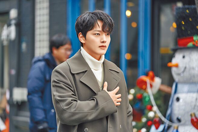 呂珍九在劇中某天突然感應到文佳煐的所有感情。（Disney+提供）