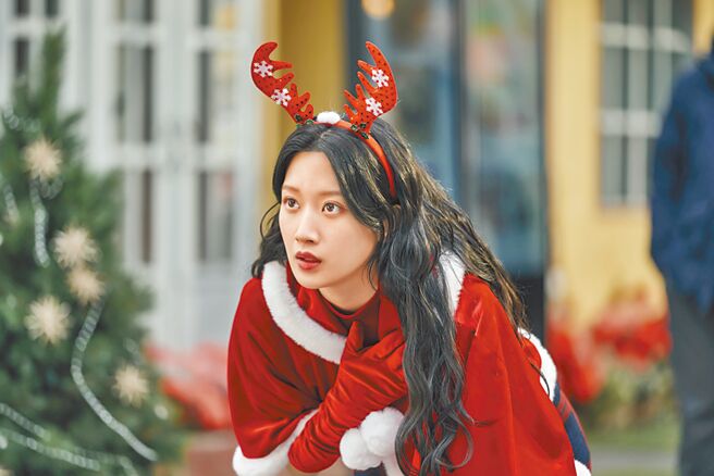 文佳煐在劇中雖然倒楣透頂，依舊正向面對人生。（Disney+提供）