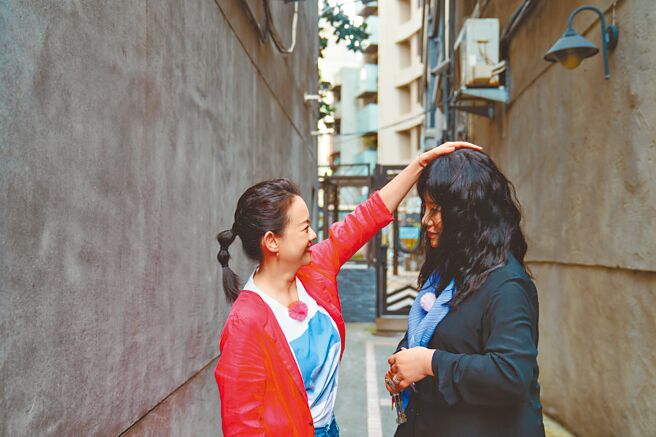 曾宝仪（左）安慰一时控制不住情绪的唐绮阳。（三立提供）