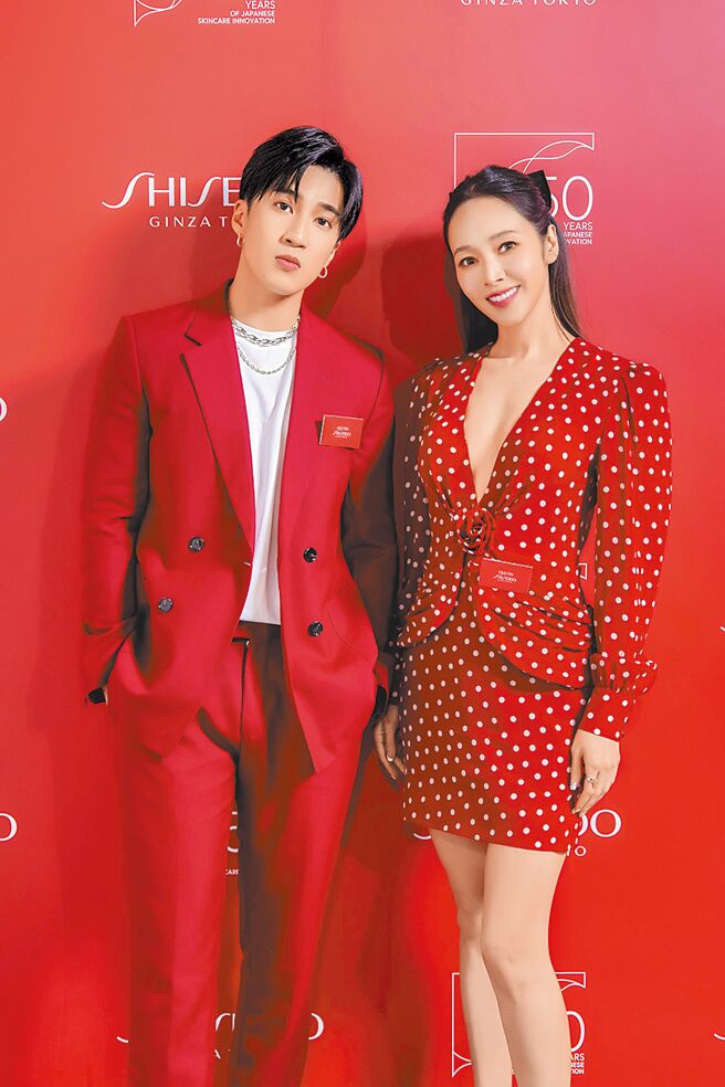 侯佩岑（右）与娄峻硕双双出席Shiseido 150周年活动派对现场。（Shiseido提供）