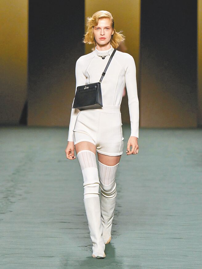 Hermes为我们示范了轻盈的秋冬装束。（Hermes提供）