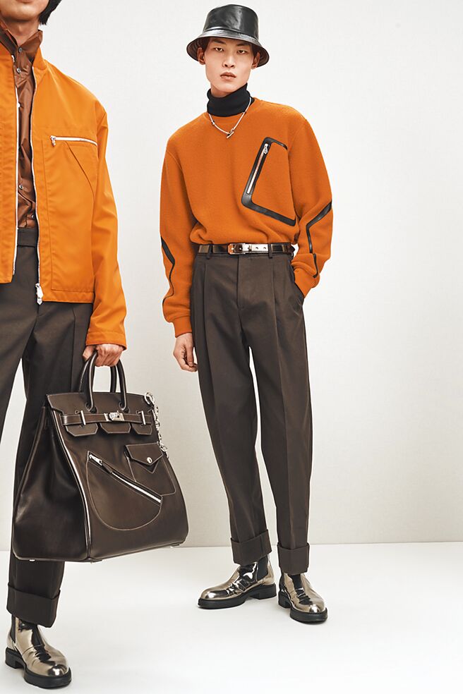 包身上歪斜的线条设计，也是爱马仕本季包款的设计风格，Haut a courroies Rock皮包，Evergrain小牛皮材质，111万6000元。（Hermes提供）