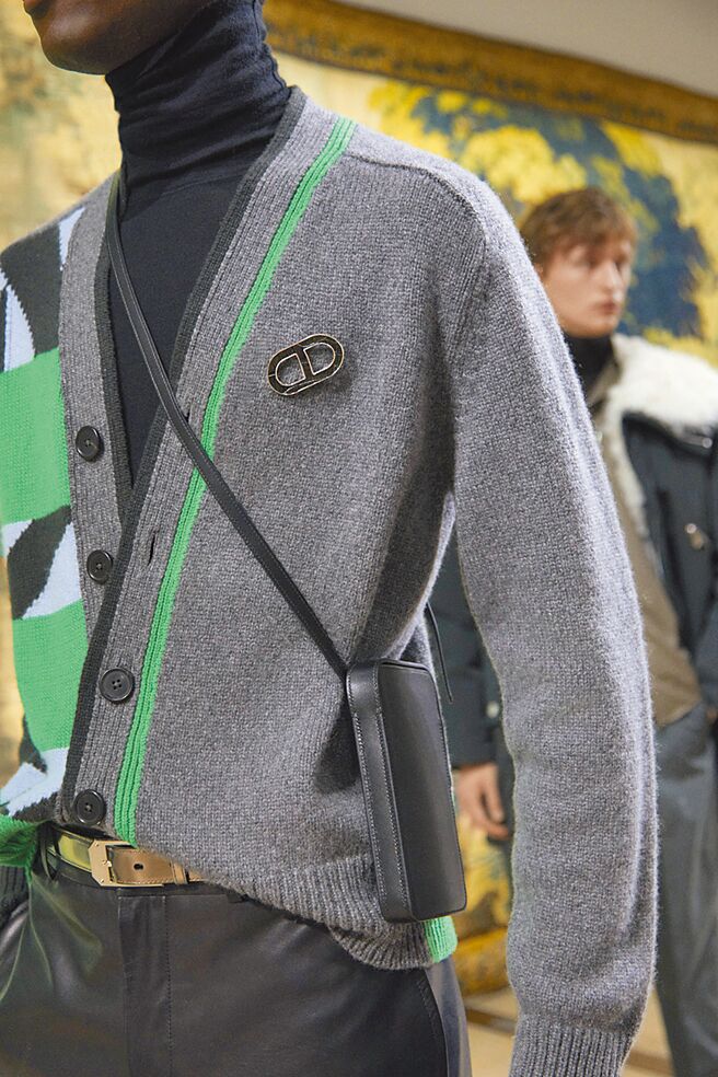 爱马仕结合马蹄铁与H Logo的设计今年成为主流，不管是在女包亦或是男性胸针上，都可见其踪影。（Hermes提供）