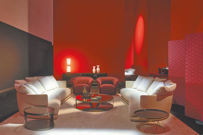 Versace Home 2022米兰设计周展览空间，以点缀系列所用布料、皮革、珍贵丝绸和缇花布打造奢华高贵氛围。（Versace提供）