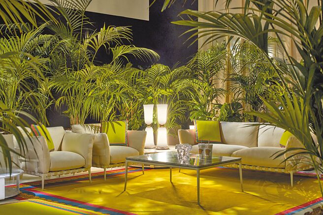 Versace 于2022米兰设计周，展示Stiletto Outdoor户外系列。（Versace提供）