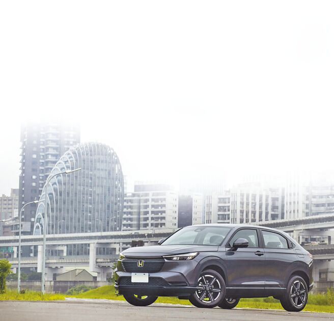 HONDA HR-V自2016年引进，成功开创都会跨界跑旅风潮，第三代HR-V S+劲化版车头採取大型一体式水箱护罩，并搭配Full LED头灯组，展现特有的未来感。（陈大任摄）