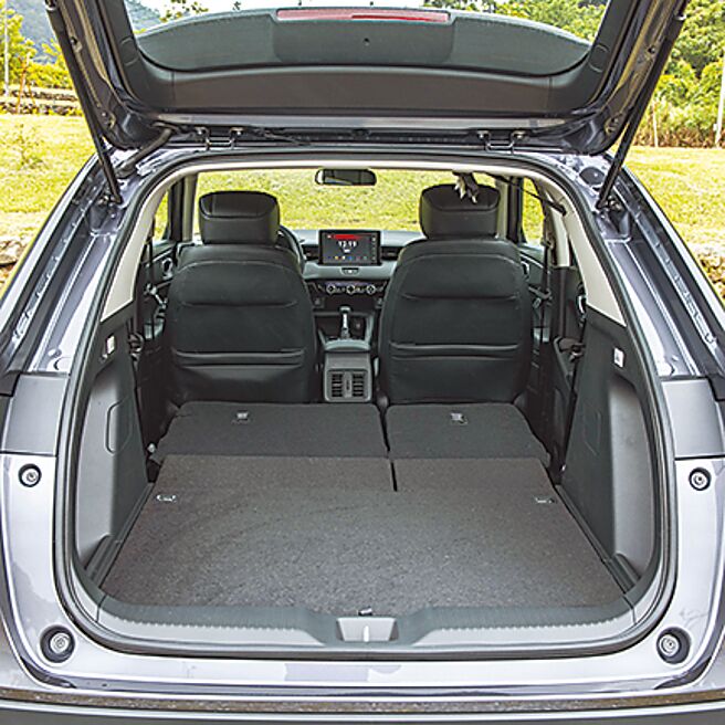 后座椅向倾倒可完全打平，提供行李厢最大的载物机能。（陈大任摄）