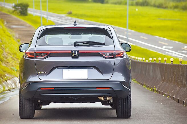 车尾採取贯穿式尾灯设计，白天夜晚都显得雍容大气。（陈大任摄）