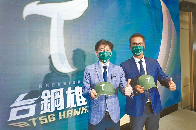 台鋼雄鷹領隊劉東洋（左）宣布前樂天桃猿首席教練林振賢（右）擔任統籌教練，為未來自辦測試會的球員選訓及物色新教練努力。（鄭任南攝）