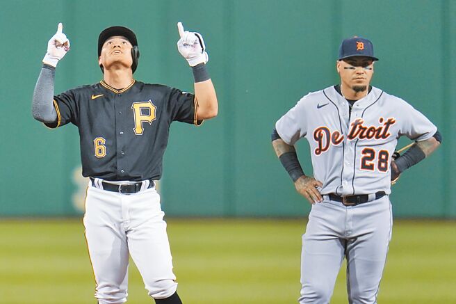 张育成（左）对老虎2局下击出1分打点二垒打后，双手指天感谢上帝。（美联社）