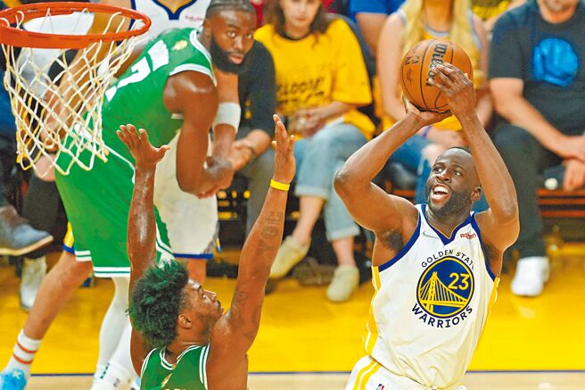 勇士卓雷蒙格林（右）与塞尔提克史马特（左下）放话G3用强悍防守见真章。（路透）