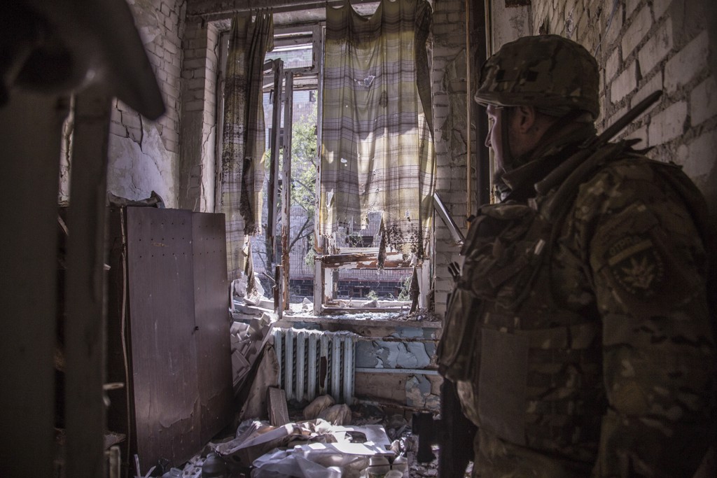 俄乌部队在北顿内茨克（Severodonetsk）激战，一名乌克兰军人6月8日蓄势攻击。（美联社）(photo:ChinaTimes)