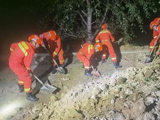 四川阿壩州地震 救援隊伍連夜清理通往震央道路
