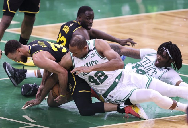 柯瑞在总冠军赛G3末节遭到荷福德压到左脚踝的瞬间。(美联社资料照)