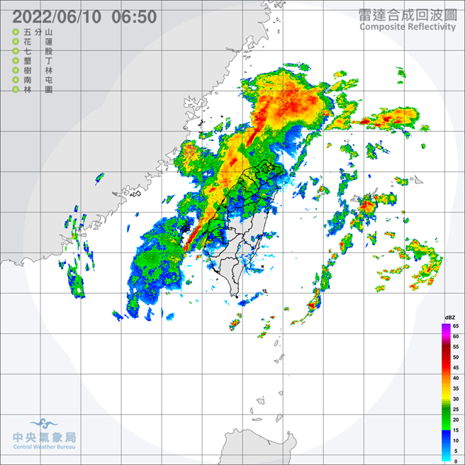 中央氣象局預報指出，今天鋒面逐漸北移及西南風影響，臺灣各地偶有局部短暫陣雨或雷雨，但午後中部以北山區應留意可能有局部較大雨勢，澎湖、金門、馬祖亦有局部較大雨勢發生的機率，清晨澎湖及馬祖已有局部大雨發生。（翻攝自中央氣象局／林良齊台北傳真）