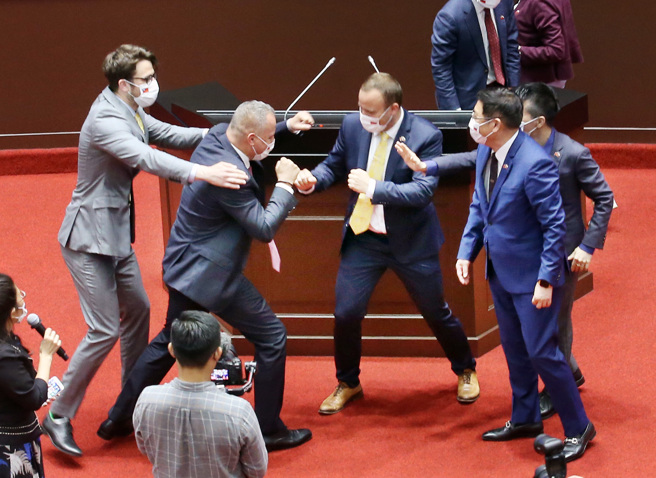 斯洛伐克國會暨布拉提斯拉瓦省訪問團9日參訪立法院，兩名團員參觀議場時搞笑地擺出打架的姿勢。（資料照／范揚光攝）