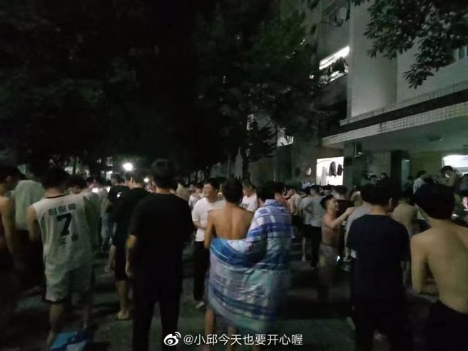 四川马尔康市发生地震，不少人惊慌逃出。（图／取自小邱今天也要开心喔微博）