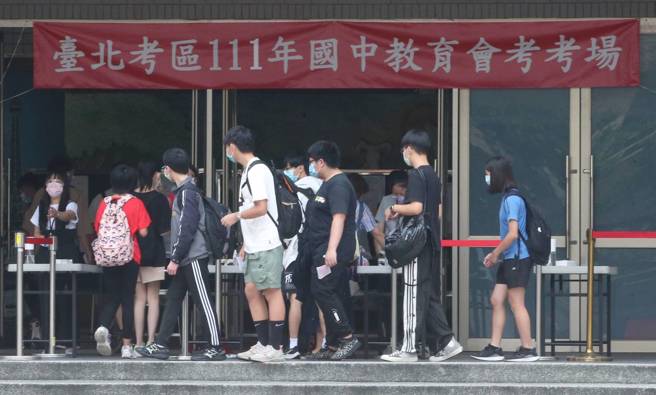 北市會考補考試場考生們手部消毒、量體溫後進場應試。（趙雙傑攝）