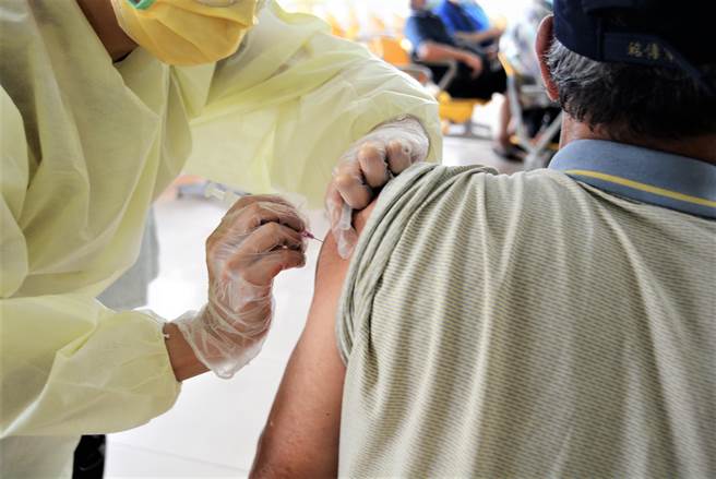 澎湖第四劑疫苗開打，縣府呼籲65歲以上長者、長照機構住民、18歲以上免疫不全及免疫力低下且病情穩定者，盡速預約施打。（澎湖縣政府提供）