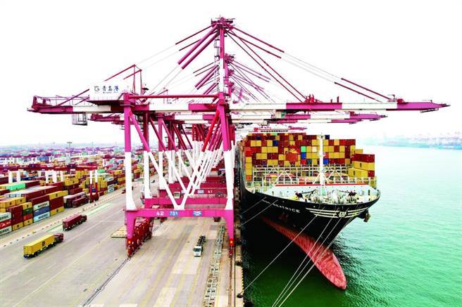 世行警告多国面临衰退，大陆数据惊艷稳住全球供应链地位。图为9日青岛港外贸码头。（环球时报）