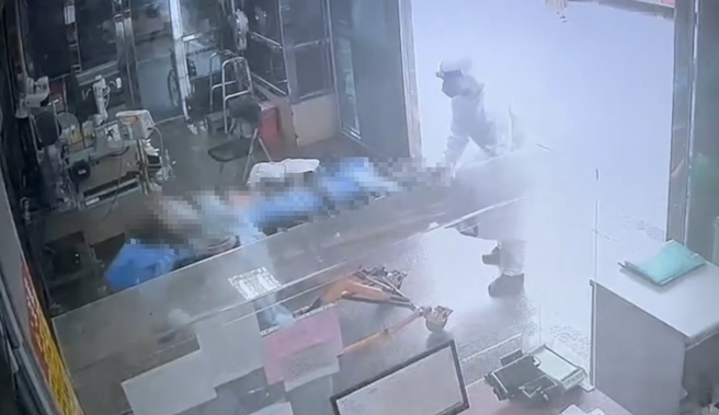 屏东14岁确诊少女突在家中昏迷，无生命迹象送医急救。(林和生翻摄)