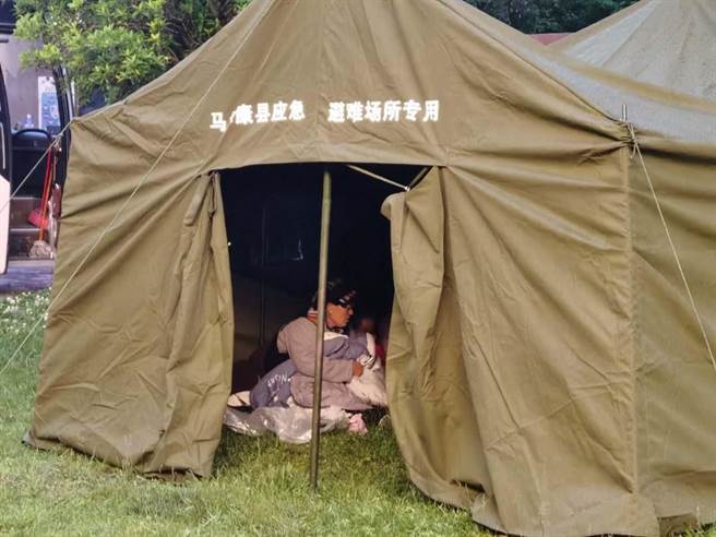 四川阿坝州地震，森林消防总队连夜清理通往震央道路，设帐安置灾民，距震央30公里。（人民日报用户端）