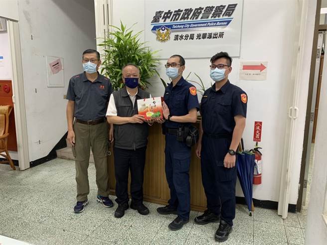 清水警分局同仁阻诈成功，警察局蔡苍柏亲自前往清水警分局光华所及银行致赠礼品。(警方提供)