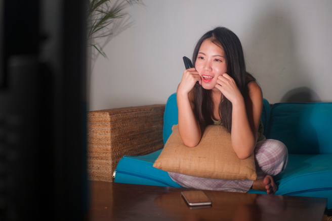 热播韩剧一檔接一檔，文佳煐、吕珍九主演的《尽情吃 用力爱》，剧情主轴围绕「共享情绪」超新鲜！(示意图／shutterstock)