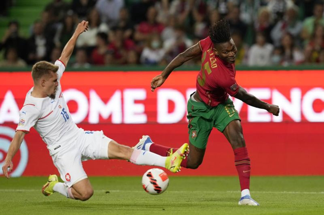 葡萄牙Rafael Leao(右)被捷克Michal Sadilek铲球。（美联社）