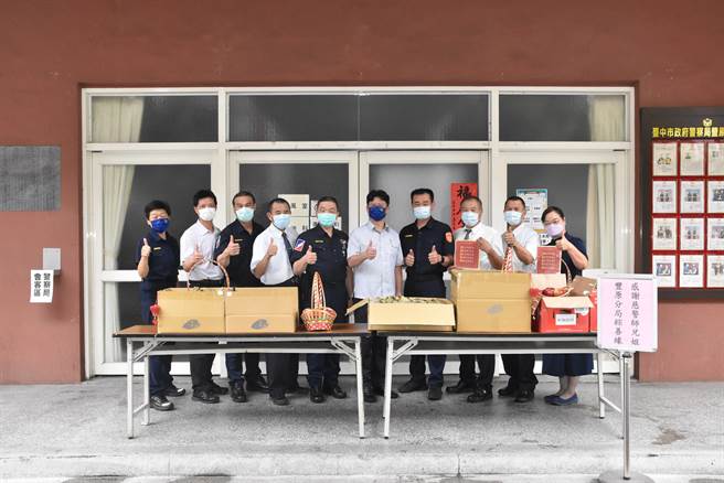 慈济师兄姐9日前往丰原警分局致赠粽子。（警方提供）